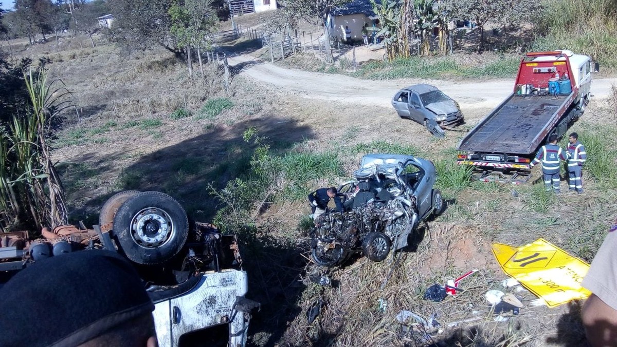 Acidente deixa mortos e feridos na BR-262 próximo a Nova Serrana; policiais estão entre as vítimas