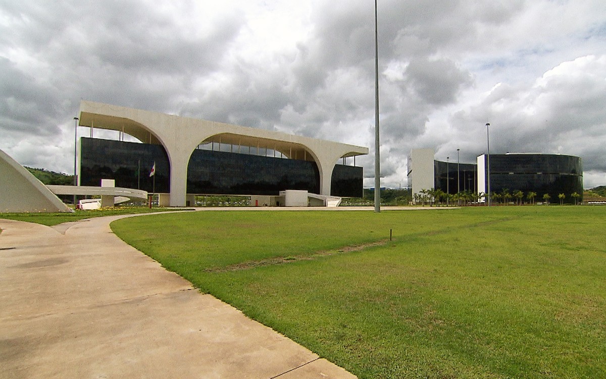 Governo de MG recorre contra decisão que determina pagamento integral aos professores no 5º dia útil | Minas Gerais