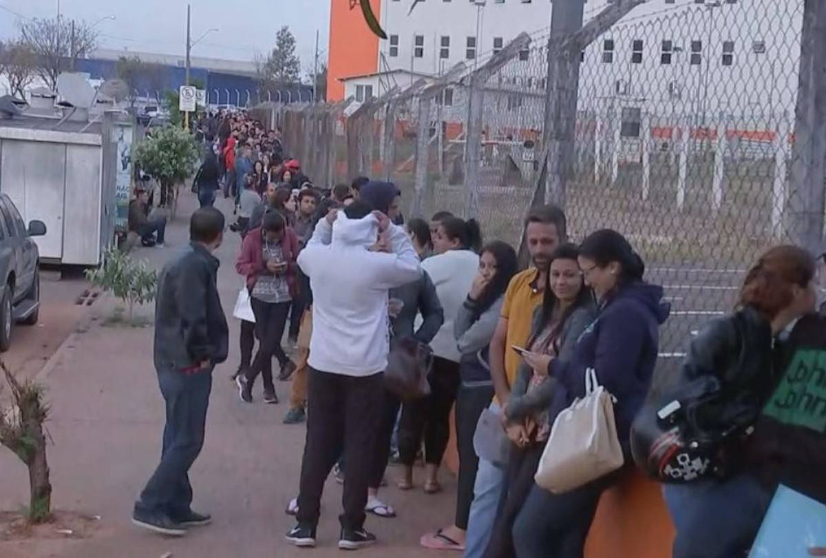 Desempregado pedala 20 km e passa 12 horas em fila para concorrer a emprego no interior de SP