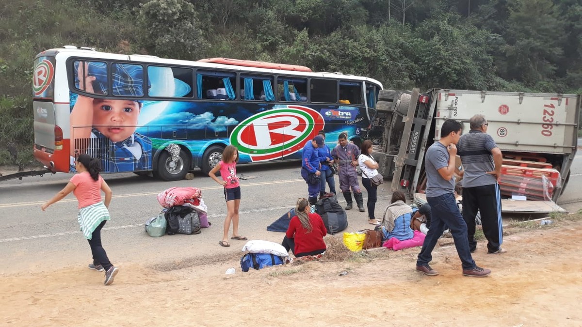 Acidente entre carreta e ônibus deixa um morto e dez feridos na BR-381, em MG | Minas Gerais