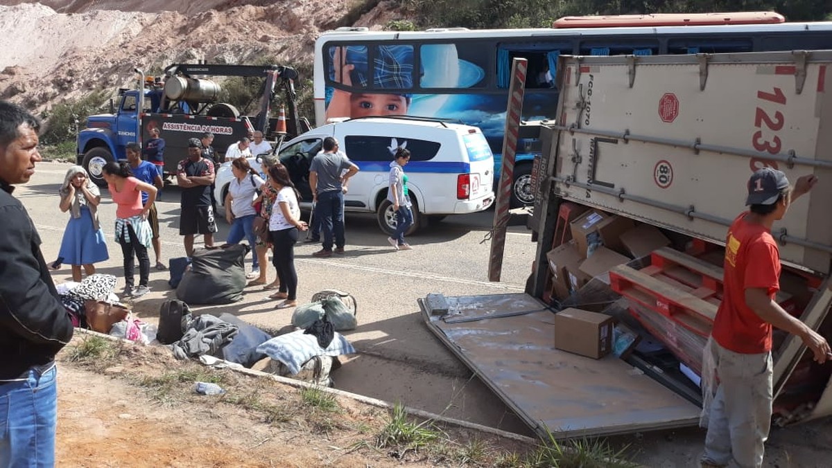 BR-381 é liberada 10 horas após acidente entre carreta e ônibus em MG | Minas Gerais