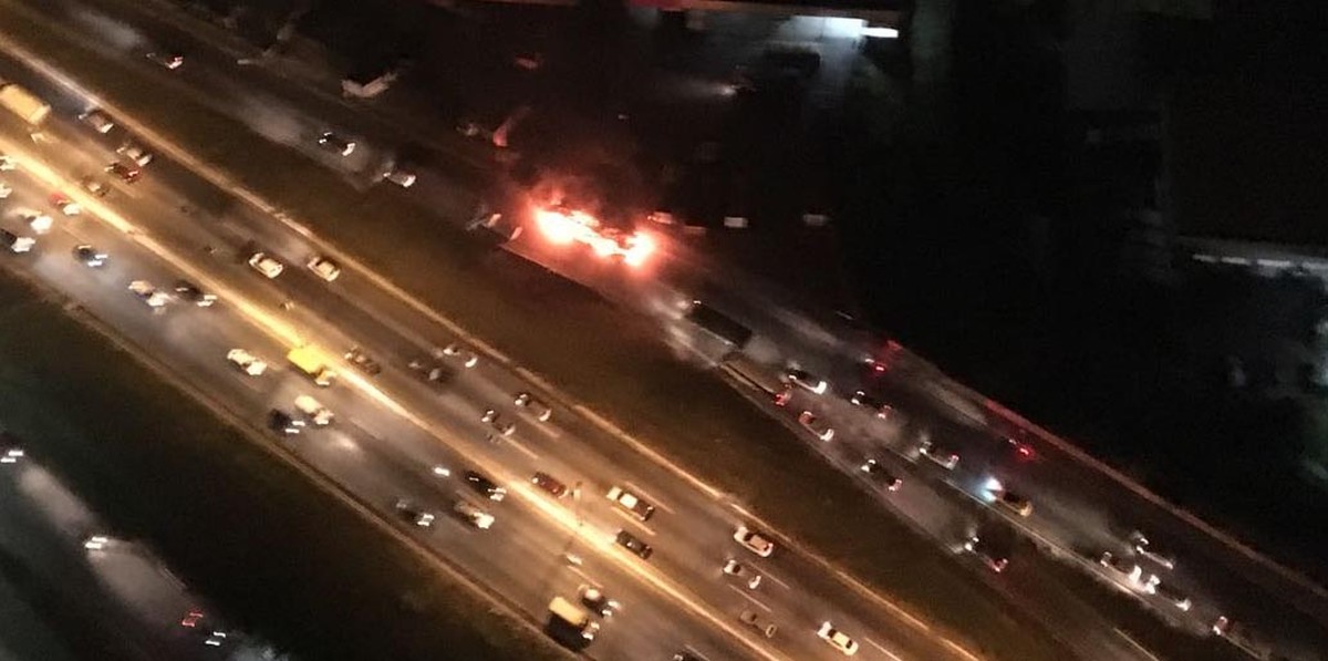 Ônibus é incendiado no Anel Rodoviário, em Belo Horizonte | Minas Gerais