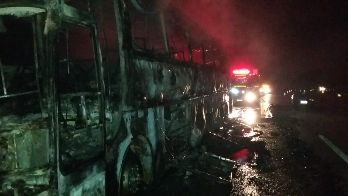 Ônibus de turismo pega fogo na BR-040, na Região Central de Minas