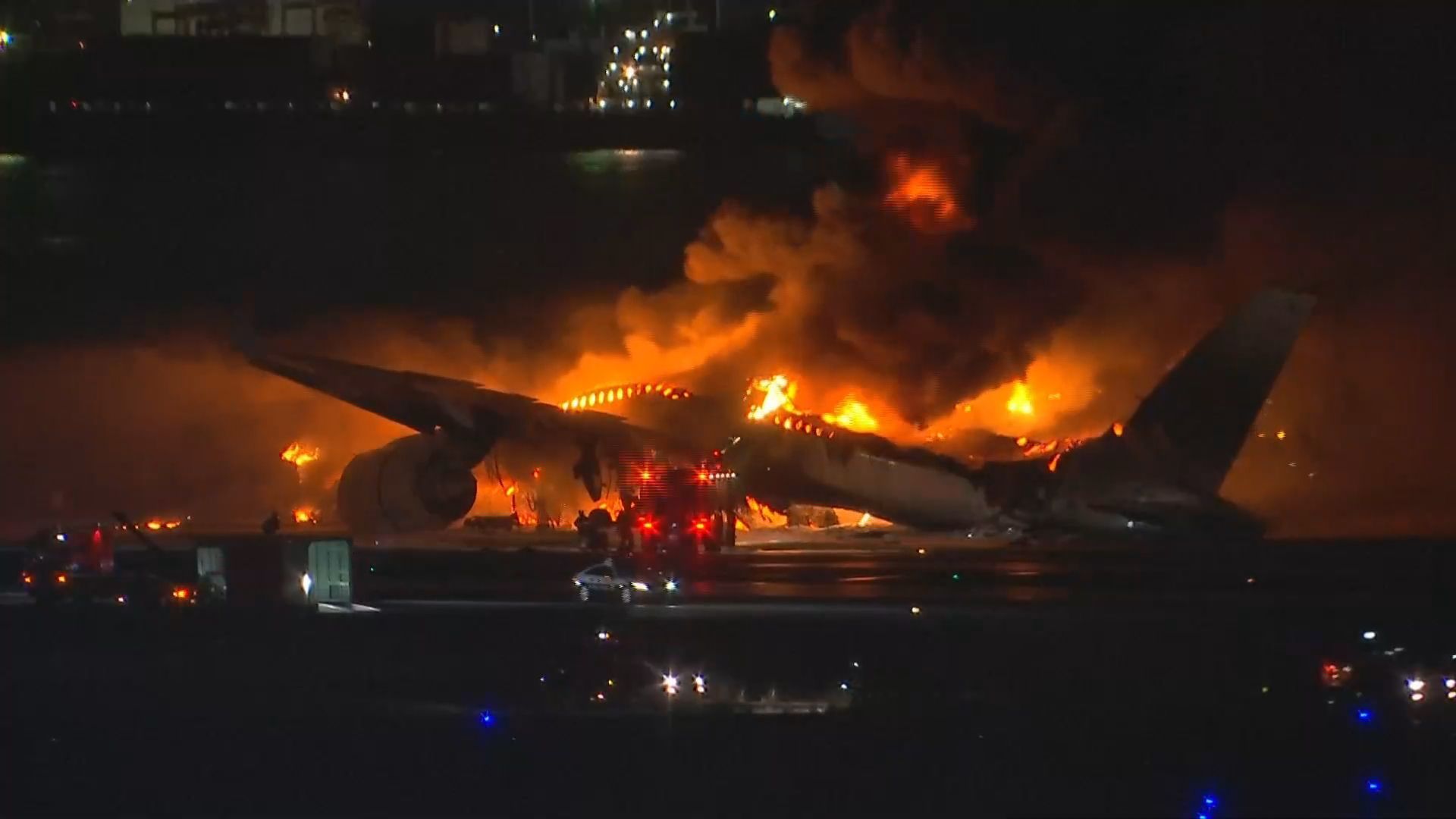 Aeroporto do Japão começa a retirar destroços de avião da pista