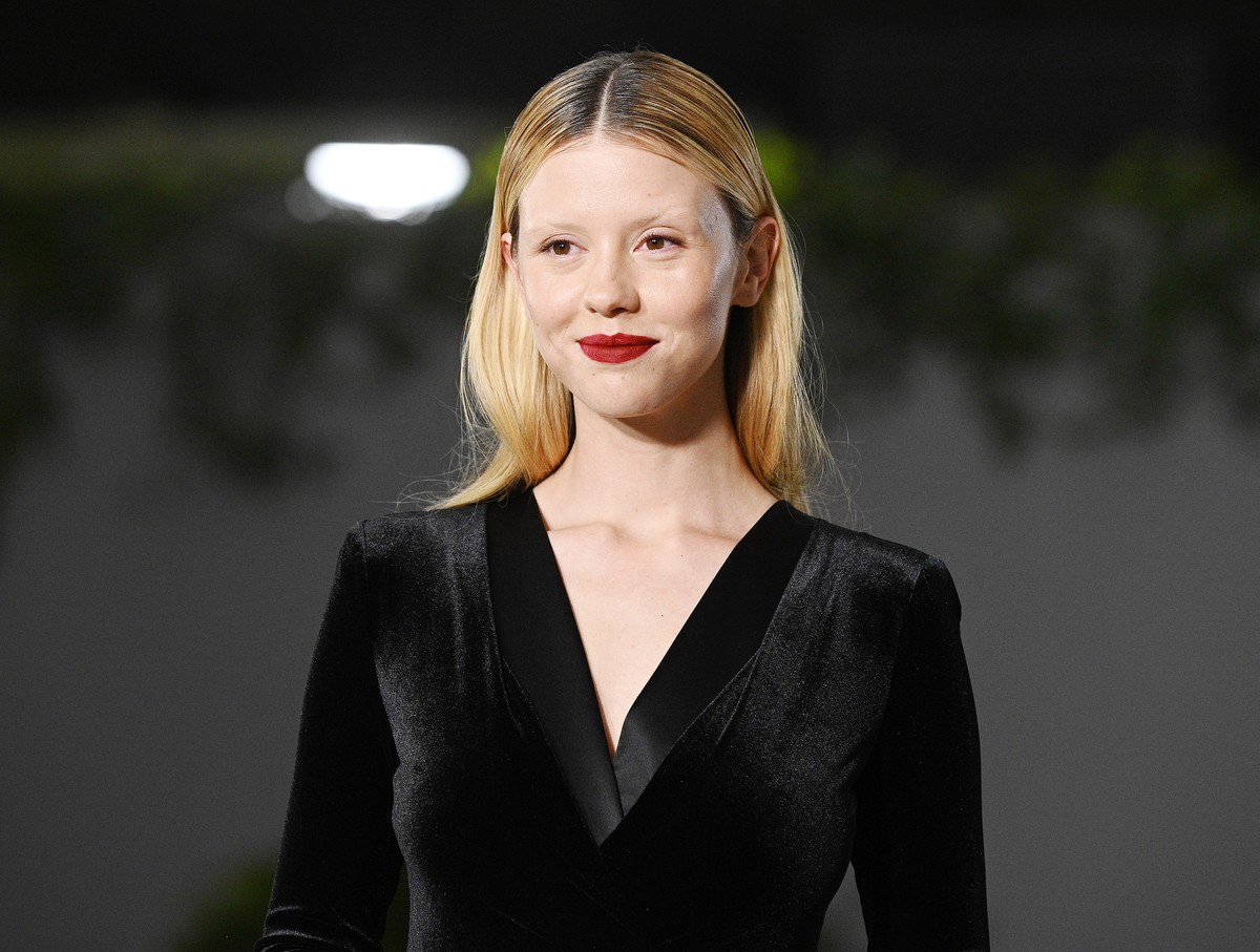 quem é Mia Goth, que enfrenta processo por chutar figurante