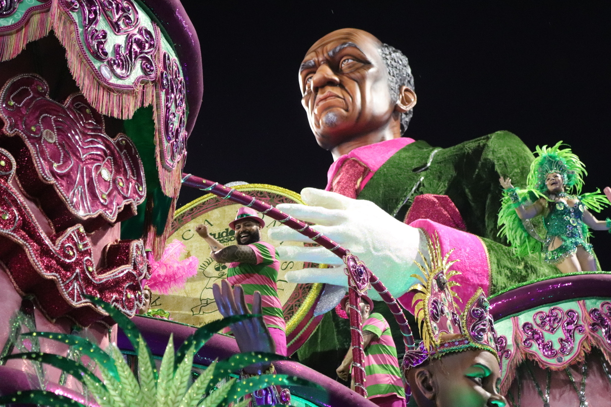 Barroca Zona Sul celebra seus 50 anos com desfile marcado por plástica e técnica exemplares