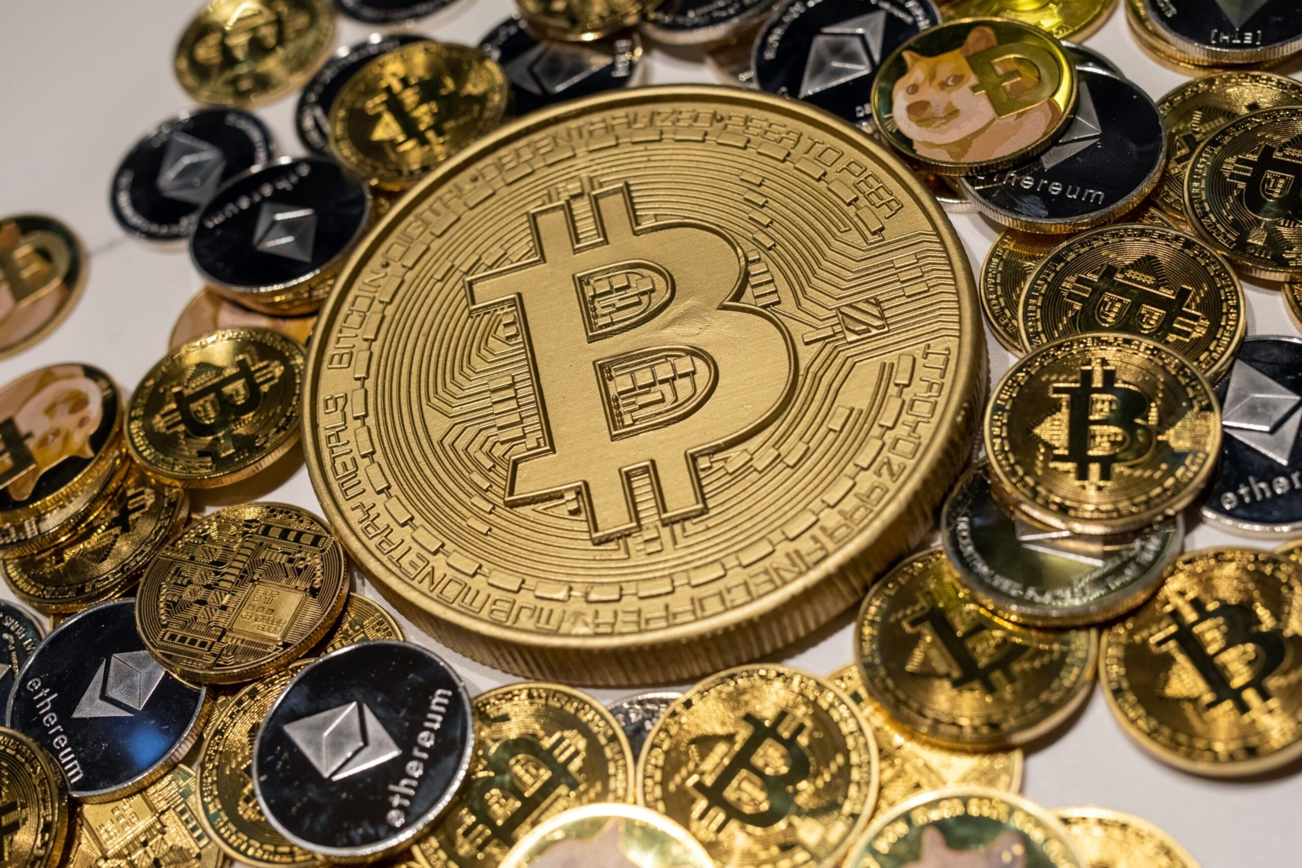 Bitcoin dispara e atinge maior preço em mais de dois anos