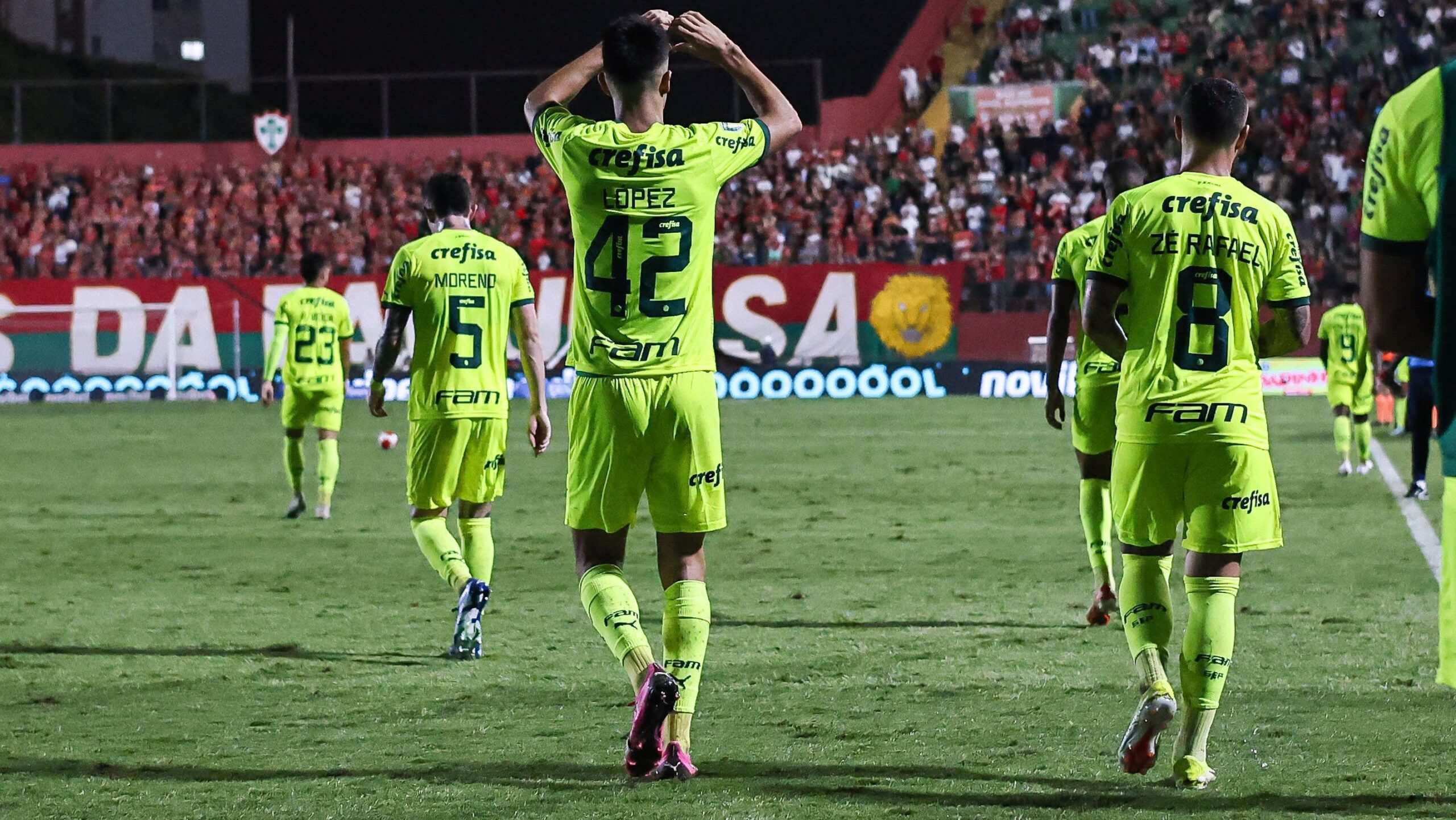 Palmeiras vence Portuguesa e assume liderança geral do Paulistão