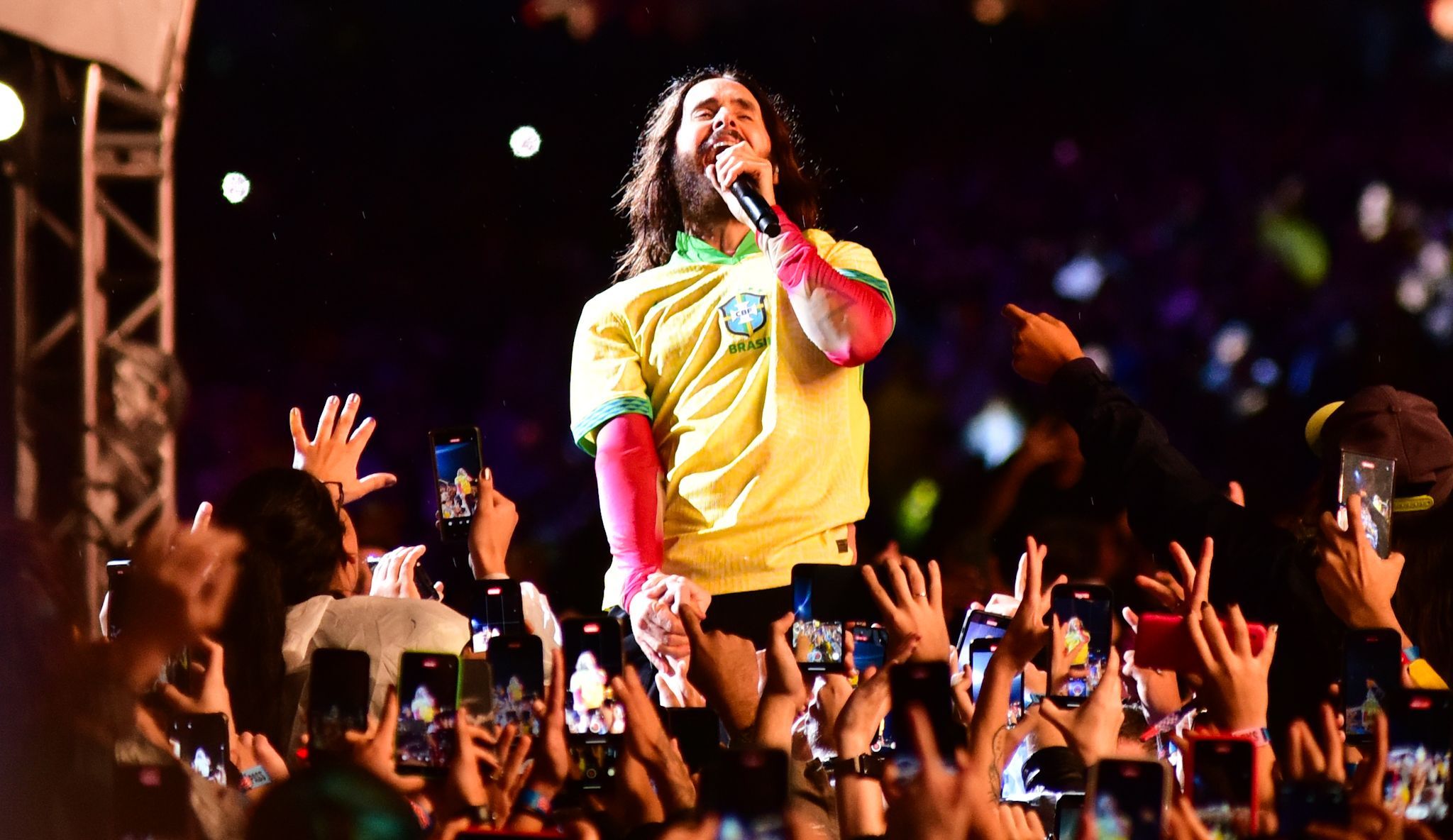 Lollapalooza: Jared Leto cumpre tradição e veste a camisa da Seleção Brasileira