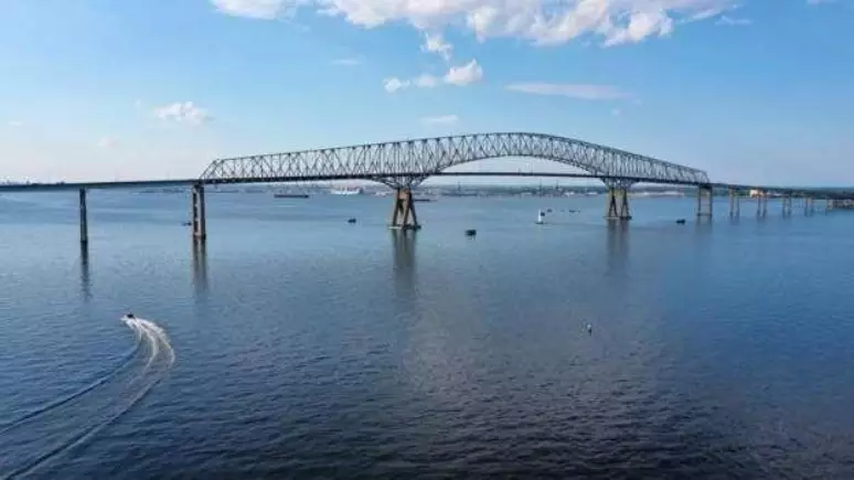 Ponte Desaba Após Colisão de Navio Cargueiro nos EUA: Autoridades Buscam Vítimas em Rio