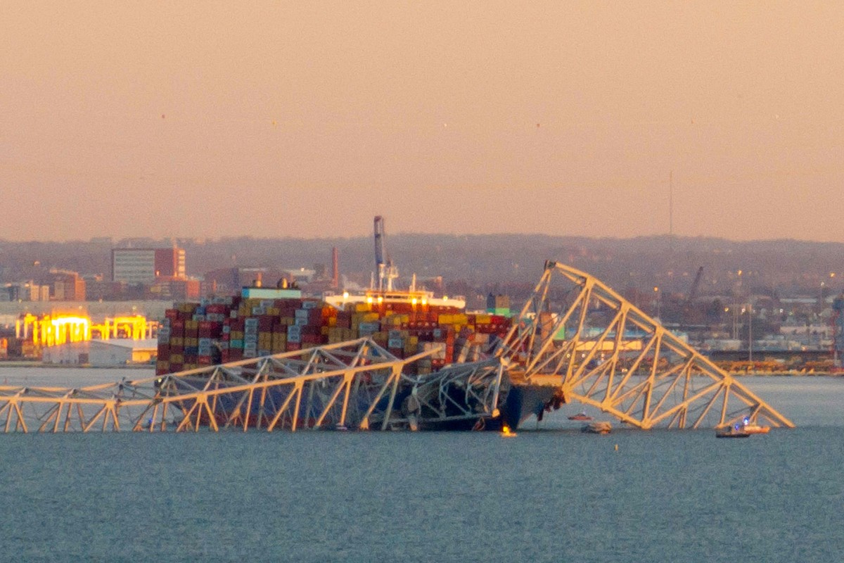 Ponte de Baltimore desmorona ao ser atingida por navio-cargueiro; bombeiros buscam por sete pessoas