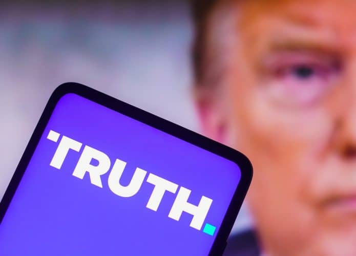 Trump consegue aval de investidores para fusão da Truth Social