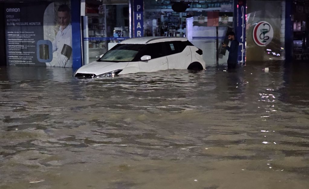 Aeroporto de Dubai luta para retomar voos após chuvas deixarem pistas inundadas