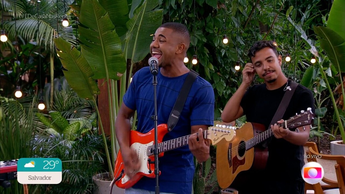 Davi canta e toca guitarra com cantora gospel Sarah Beatriz no É de Casa | TV & Famosos