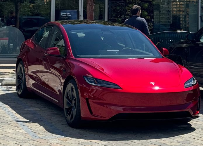 Novo Tesla Model 3 é visto em showroom; veja fotos e vídeos