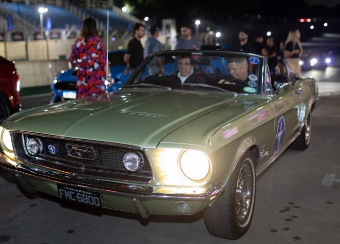 Ford faz desfile em SP para comemorar 60 anos do Mustang