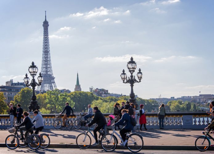 Bicicleta supera carro como principal meio de transporte em Paris