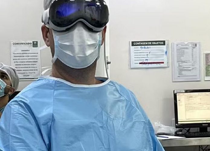 Apple Vision Pro é usado em cirurgia no Brasil