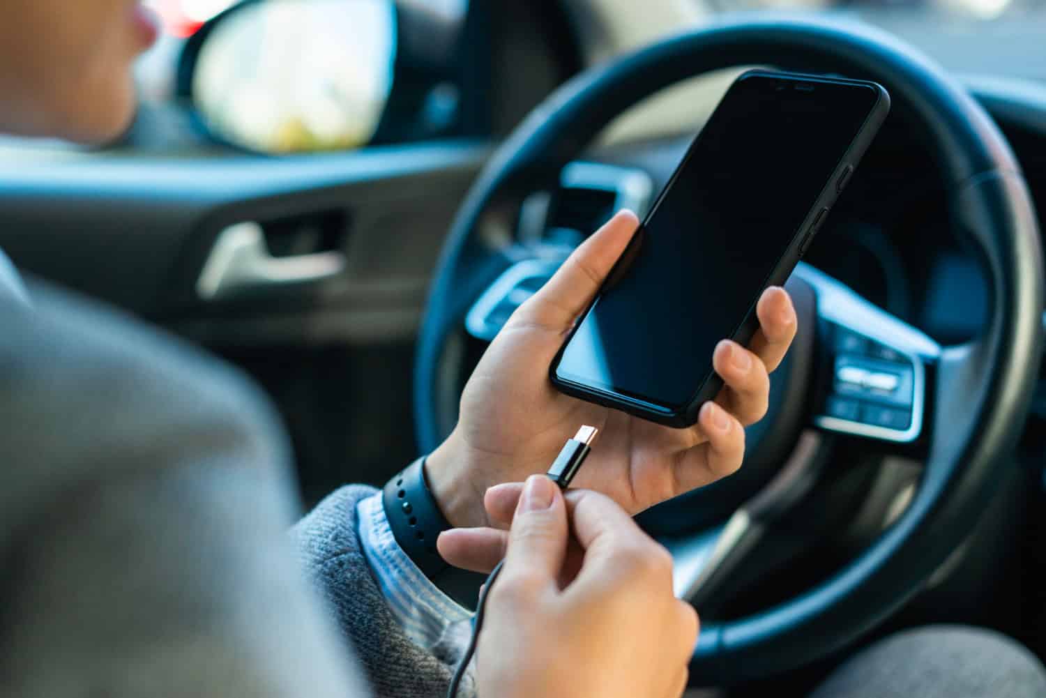 Como espelhar a tela do celular no carro [Android e iPhone]