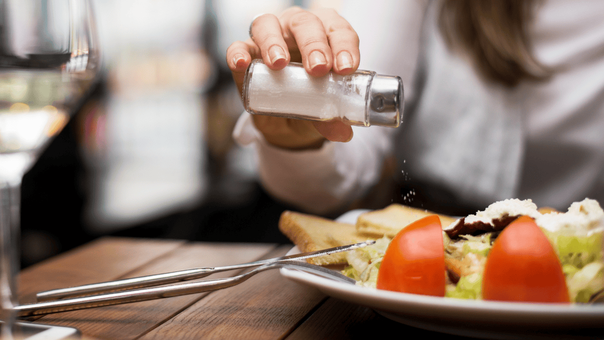 Aquela pitada extra de sal na comida eleva risco de câncer de estômago