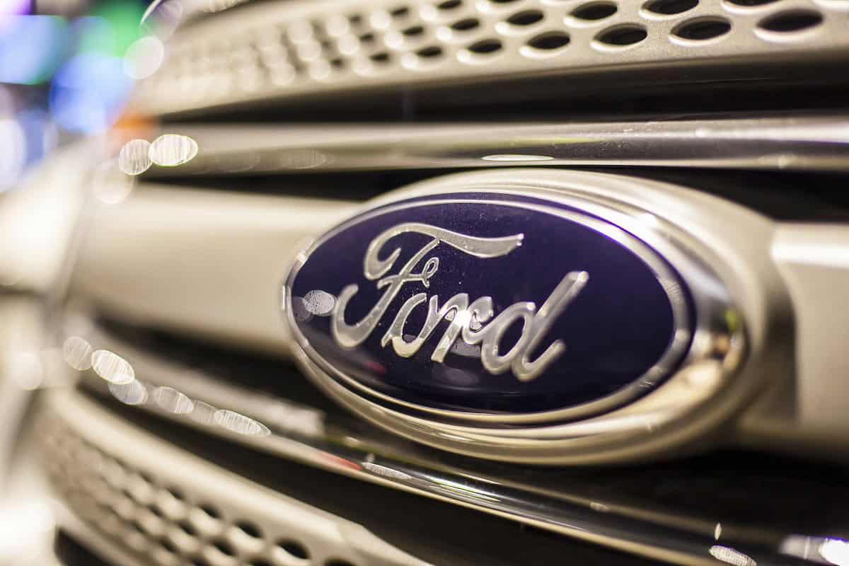 Ford perde milhões com carros elétricos e suspende pedidos de baterias