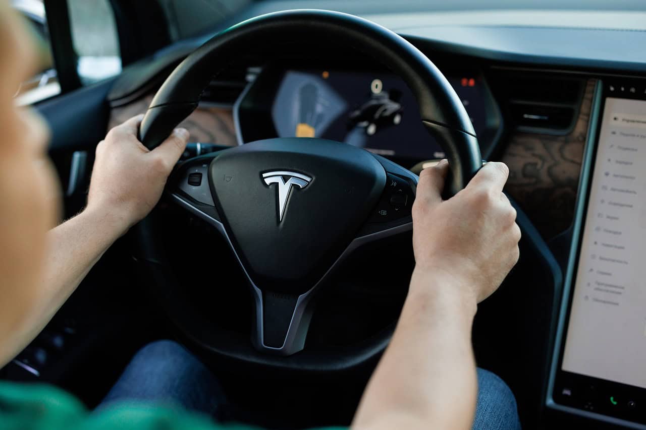 Tesla lançará atualização para eliminar alerta de volante