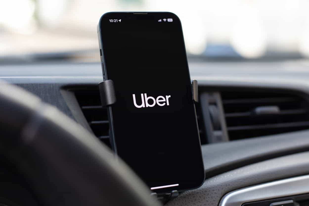 Veja coisas bizarras que passageiros já esqueceram no Uber